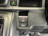 パーキングブレーキはスマートな電子制御式と合わせて渋滞時等にブレーキペダルから足を離しても停車状態を保持してくれるオートブレーキホールド機能で運転が楽になります。スタートはアクセルペダルを踏むだけ