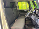 運転席まわりには十分なスペースがあり、大柄な方でもゆったり運転していただける環境です。