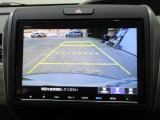 バックカメラの画像です。ガイドラインがスムースな車庫入れをサポートいたします。車庫入れの安心感がアップしますね。