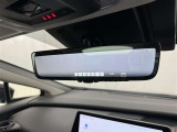 デジタルインナーミラー付き。後方視野角が広く、後席に同乗者がいても後方を確認しやすく安心です。