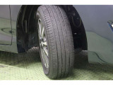 タイヤサイズ 195/65R15。 スポーティなデザインの純正アルミホイールを装着しています。足元を引き締めてくれ、しっかりした走りも楽しめますよ。