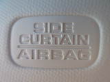 サイドカーテンエアバックシステムは、側面衝突時に大人から子供までさまざまな体格の乗員の頭部や頚部を広範囲で保護。特にセンターピラーへの頭部衝突を防ぐ展開性能を実現しています。