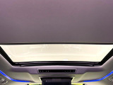 【大型サンルーフ】車内の解放感が一気に上がる大型のパノラマルーフ!季節を問わず開放的で快適なドライブをお楽しみいただけます。流通量も少なく希少価値の高い人気の装備です♪