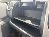 助手席前の小物入れも充実。。。