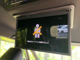 【フリップダウンモニター】大画面モニターで後席でもエンタメをお楽しみいただけます。小さなお子様にも大人気の装備です♪
