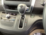 自然に手が届き、操作性の良いインパネシフトに、パーキングブレーキは、フットブレーキタイプなので、運転席と助手席の間はすっきりしています。