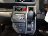 【操作パネル】直感的に操作できるシフトレバーとオートエアコンを装備。目立つ傷もなくきれいな状態で、毎日の運転をスムーズかつ快適にサポートしてくれる使い勝手の良い設計です。