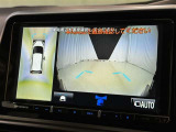 パノラミックビューモニターを装備。駐車場や交差点でクルマを真上から見るように周囲を確認できます。機能の詳細は販売店スタッフまでおたずねください。