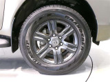 純正のアルミホイール装着車です。タイヤサイズは265/65R17です。