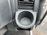 運転席の右前にドリンクホルダーが付いています!