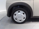 【フロントタイヤ】タイヤの溝もしっかり残っており、すぐの交換は不要です。ホイールキャップも目立つ傷が少なく綺麗で、お車全体の清潔感を引き立てています。