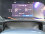 視認性の高いメーター。運転中でも情報が確認しやすい配置です。