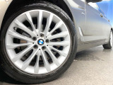 ●純正18インチアルミホイール:輸入車ならではの卓越した走りを支えるホイールと足回りです!日本車の走りに慣れている方にもぜひ体感して頂きたいほど、高いレベルでまとまっています!
