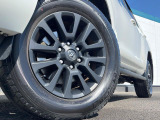 【グレード専用純正18インチアルミホイール】デザイン性の高い純正アルミホイールを装着しております。各種社外アルミホイールや、スタッドレスタイヤも取扱いしております。是非ご相談ください♪