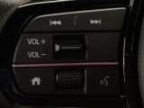 ステアリング左手側にオーディオ関連のコントロールスイッチを配置しています。操作時は視線を逸らすことなく運転に集中できます。