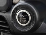 【プッシュスタート】キーが車内にあれば、エンジンの始動・停止はブレーキを踏んでスイッチを押すだけ!キーを取り出す手間を省き、ワンプッシュで操作するので簡単でスムーズ!