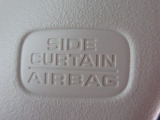 サイドカーテンエアバックシステムは、側面衝突時に大人から子供までさまざまな体格の乗員の頭部や頚部を広範囲で保護。特にセンターピラーへの頭部衝突を防ぐ展開性能を実現しています。