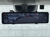 【デジタルルームミラー】車両後方カメラの映像をルームミラーに映すことが出来ます。 そのため、後席に人や荷物があって後方が見えづらい場合でもしっかり視界を確保することが出来ます。