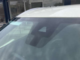 フロントガラスの上部には衝突軽減ブレーキの装置も付いており、より安全に運転を楽しんでいただくことができます。