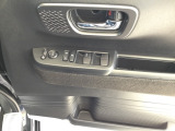 運転席ドアには、ドアミラーの角度調整スイッチとパワーウインドウスイッチを配置。手元で直感的に操作でき、運転中の使い勝手を高めています。