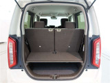 後部座席を倒せば大きな荷物も楽に積めます。
