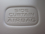 サイドカーテンエアバックシステムは、側面衝突時に大人から子供までさまざまな体格の乗員の頭部や頚部を広範囲で保護。特にセンターピラーへの頭部衝突を防ぐ展開性能を実現しています。