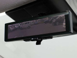 車両後方を映し出します・スマートルームミラー装備です。