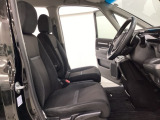 女性でも運転がしやすいように、シートの高さ調整機能(シートリフター)がついています。運転席と助手席の間が空いている為、助手席側への移動がスムーズです。交通量の多い道でも助手席側から乗り降りができます。