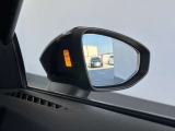 ●アウディサイドアシスト『後方の死角を並走する車両を検知しドアミラーの内側のLEDが点灯。ドライバーに注意を促し事故を未然に防ぐシステムです。』