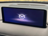 【10.25インチマツダコネクト】車内の雰囲気にマッチした大型ディスプレイ。スマホ接続でのナビ使用やBluetooth再生等、様々な機能が楽しめます。直感的なダイヤル操作が可能で、使い勝手も良好です。