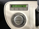 【オートエアコン】一度お好みの温度に設定すれば、車内の温度を検知し風量や温度を自動で調整。暑い&hellip;寒い&hellip;と何度もスイッチ操作をする必要はありません。快適な車内空間には必須の機能ですね♪