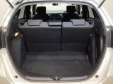 ラゲッジも広く使いやすいトランクは、開口部も広く荷物の積み下ろしもしやすいお車となっております。リアシートの背もたれは6:4の割合で分割して可倒できるので、長いお荷物などを載せることもできます。
