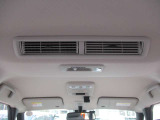 リヤシーリングファンがついていますので、後席の方も快適に過ごせますね^^