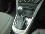 マニュアルモード付6速ATを搭載。ドライブセレクションスイッチにてよりダイレクトな走行モードにも切り替えも出来ます。ステアリングパドルシフトも装備です。