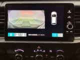 バックでの車庫入れも安心です! リアカメラが付いているバックモニター付のナビディスプレーを装備しております。バンパーについているソナーや、操作線もついており距離感も画面から確認できます。