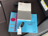 メンテナンスノート【整備記録簿】、取説も揃っています。スマートキーはバッグなどにしまったままボタン操作でエンジンの始動・停止ができて大変便利です。