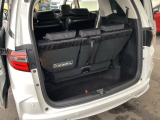 荷室は3列目シートを立てたままでも十分な容量があります。