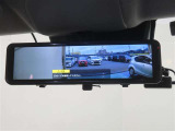車両後方の視界をクリアに映し出す「デジタルインナーミラー」搭載です。
