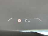 ヘッドアップディスプレーは車速やナビゲーション情報を表示いたします。