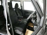 運転席はほどよくホールド感のある形状をしておりますので、運転がしやすいです。