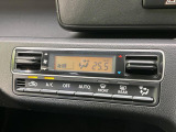 【オートエアコン】一度お好みの温度に設定すれば、車内の温度を検知し風量や温度を自動で調整。暑い&hellip;寒い&hellip;と何度もスイッチ操作をする必要はありません。快適な車内空間には必須の機能ですね♪