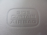 サイドカーテンエアバックシステムは、側面衝突時に大人から子供までさまざまな体格の乗員の頭部や頚部を広範囲で保護。特にセンターピラーへの頭部衝突を防ぐ展開性能を実現しています。
