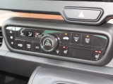 エアコンはオートエアコンでお好みの温度調整が出来、オールシーズン快適にドライブできます!フロントシートの座面に2段階調節のシートヒーターを内蔵。身体を直接温めることができます。