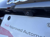 ●リアビューカメラ『入車経路を算出し、ガイドラインと補助線をディスプレイに表示します。同時にバンパーに内蔵のセンサーが障害物を感知し音で注意を促します。後方の死角も安心していただけます。』