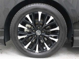 純正アルミホイールは精度が高く、走行の安定性が優れています。タイヤサイズは225/55R19