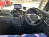 インパネ廻りと運転席です!シンプルにスッキリとまとまっています。運転操作に迷いにくくなっておりとても運転しやすいです。