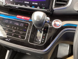 シフトはインパネシフト、パーキングブレーキは電子制御となっています。