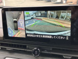 アラウンドビューモニターは4方のカメラで真上から車を見たようにモニターで確認ができます。周辺の安全確認、小さなお子様や障害物も目視で確認できるので駐車のしやすさだけでなく、事故防止にも役立ちます。