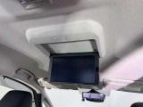 後席モニターが付いていますので後部座席の方もTV、DVDがお楽しみいただけます。