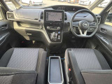 すっきりした運転席周りにはナビやエアコンの操作パネルを設置しておりますので、お一人での運転でもご安心できます。
